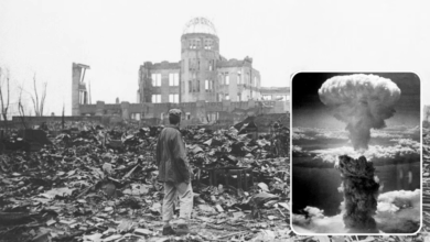 Foto koresponden perang Sekutu berdiri di reruntuhan Hiroshima