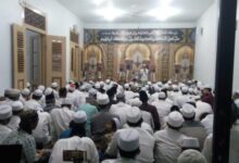 Ilustrasi membaca doa kafaratul majelis