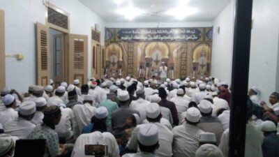 Ilustrasi membaca doa kafaratul majelis