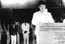 Pembacaan naskah proklamasi kemerdekaan oleh Soekarno