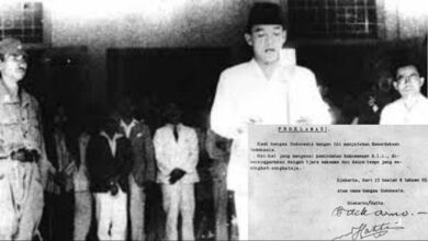 Pembacaan naskah proklamasi kemerdekaan oleh Soekarno