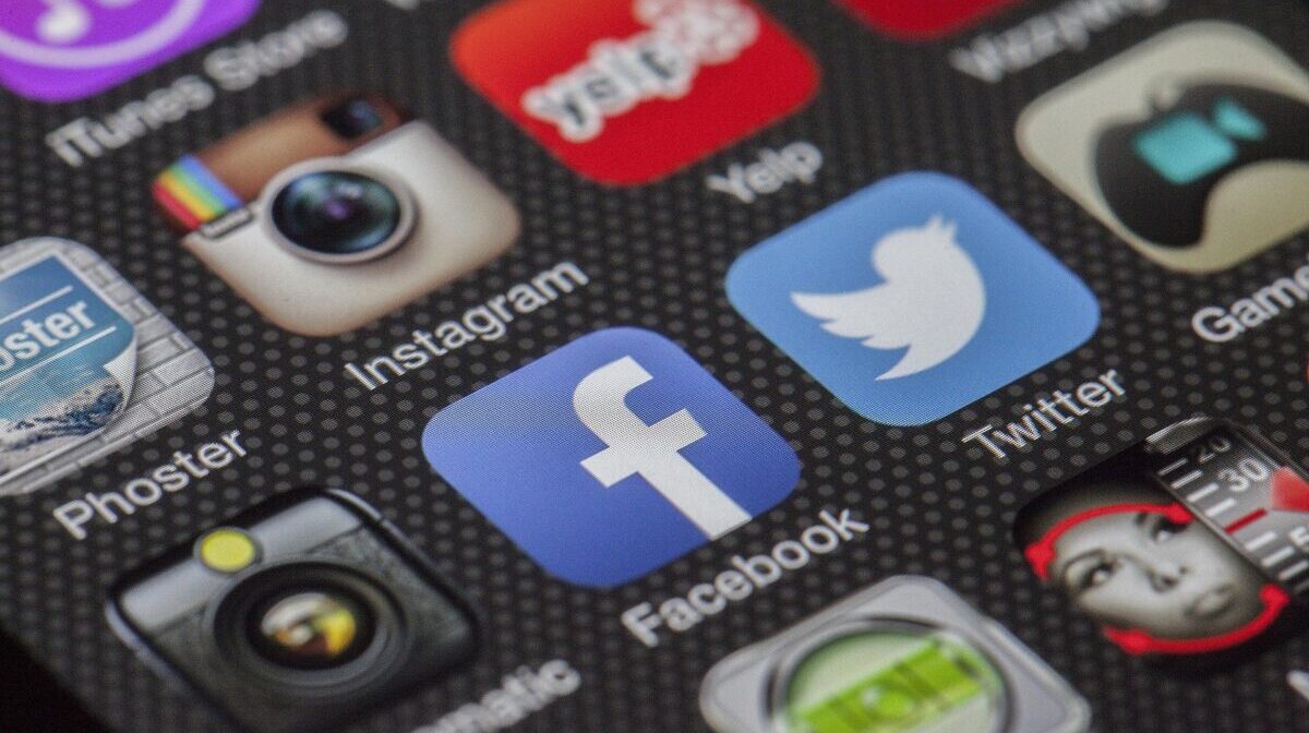 lobostudiohamburg phone 292994 1920 e1771402287316