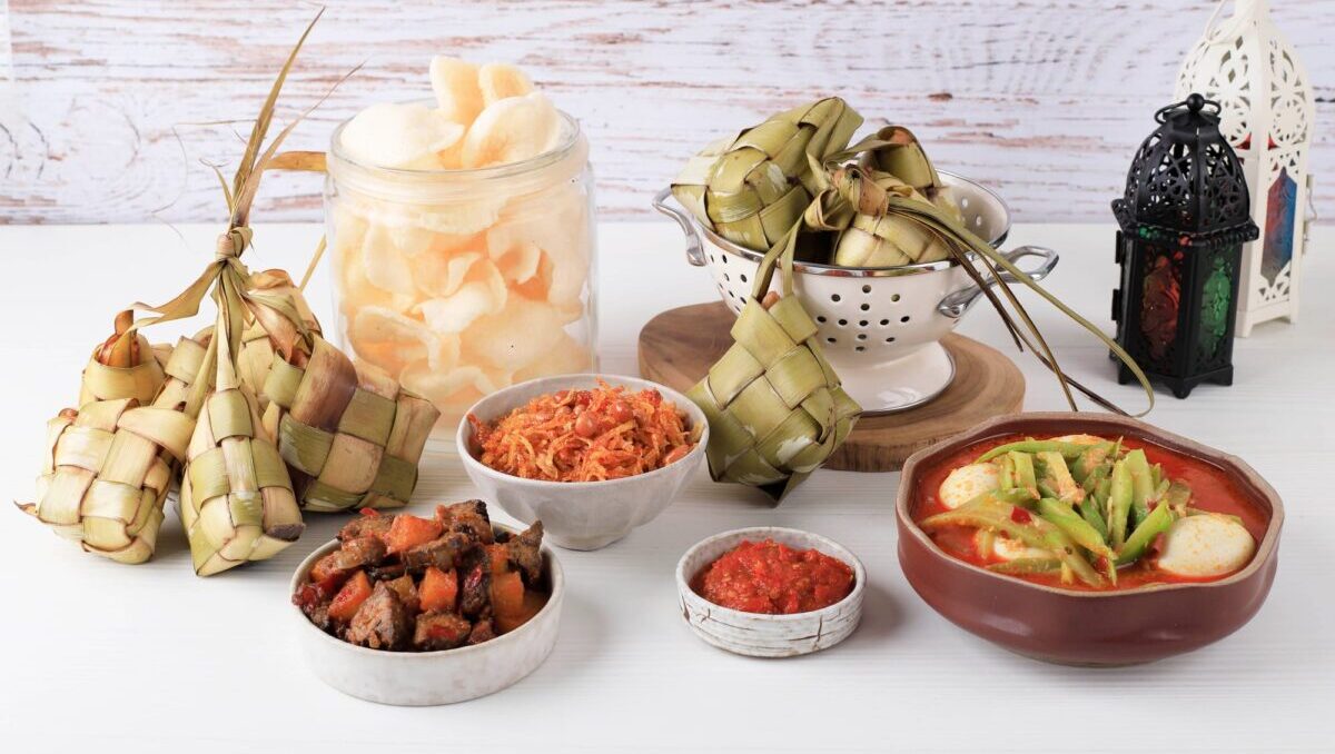 Cara Menyimpan Makanan Sisa Lebaran Tanpa Takut Basi, Dijamin Tetap Higienis dan Lezat! 1 Makanan lebaran e1774184969549