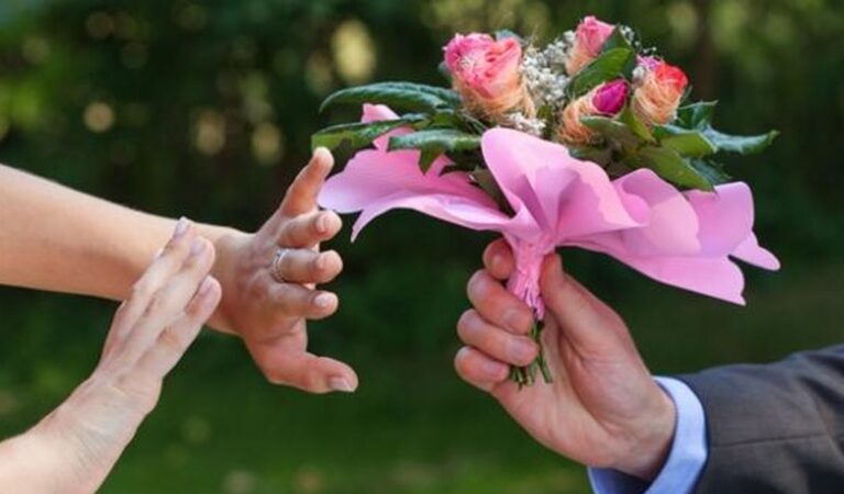 Berhenti Menghibur Diri, Berikut 9 Tanda Cinta Bertepuk Sebelah Tangan