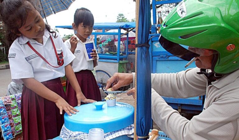 5 Alasan Kenapa Orang Tua Tidak Memberikan Uang Jajan Berlebih Kepada Anak Ketika Sekolah