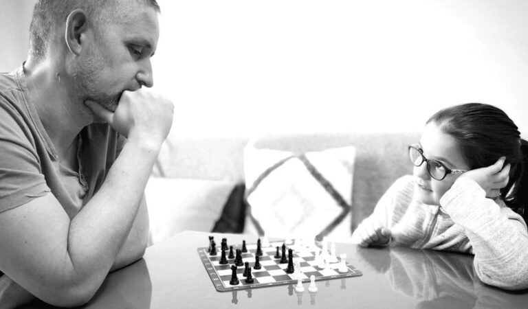 Lupakan Gadget, 9 Alasan Anak Harus Diajarkan Bermain Catur Sejak Dini