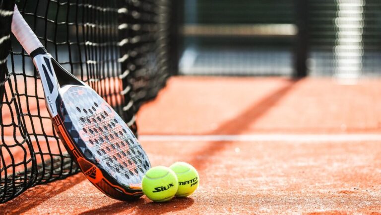 Baru Mau Coba Main Padel? Ini Aturan Dasar yang Wajib Kamu Pahami 1 igfotojonas racket 6308994 1280 e1778915456439