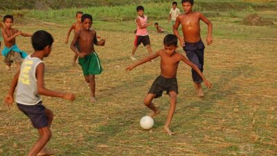 Anak anak main bola ilustrasi e1783568597746