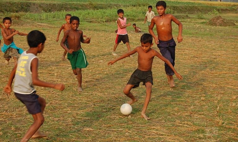 Anak anak main bola ilustrasi e1783568597746