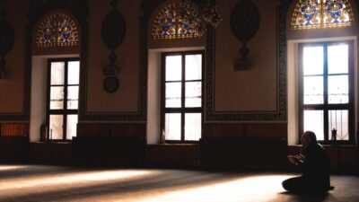 MASJID NUSANTARA Adab adab Ketika Berada di Masjid PEXELS e1784989739975